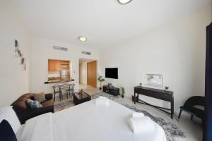 Modern Studio Steps from Metro Prime Location