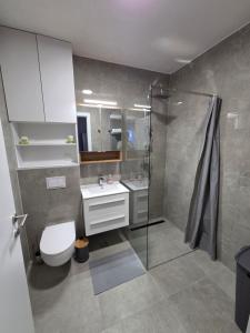 Skyline Haven with private parking garage, 4 star