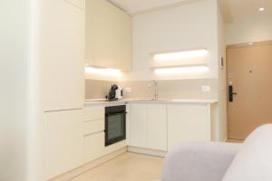 Palm Coastal White Studio - Happy Rentals