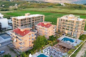 Palm Coastal White Studio - Happy Rentals