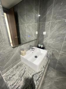 Hotel Apartment 18 Pham Hung, Hanoi