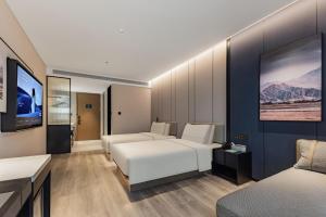 Atour Hotel Qingdao High-tech Zone Shimao Shopping Center