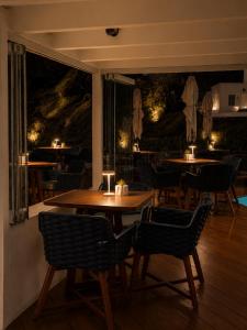 Sun Rocks Boutique Hotel - Caldera View Suites & Sunset Dining Experience