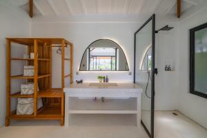 Wellness Bisous - Stunning 4BR Ubud Villa with Spa & Rice Field Views