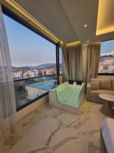 Rooftop panoramic jacuzzi room