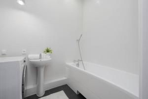 Comfortable Apartment with a Balcony Near the Airport