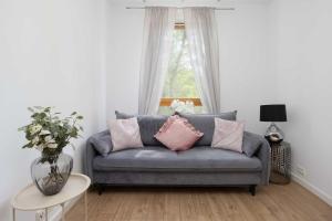 Comfortable Apartment with a Balcony Near the Airport by Noclegi Renters