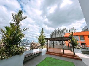 Camp CJ Studio Near BGC, MRT Boni FREE Pool Gym