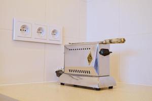 Jasne Studio z Balkonem w Centrum, Blisko Plaży by Noclegi Renters