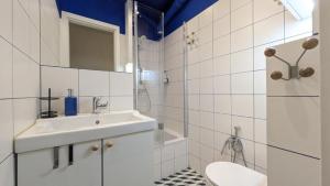 Jasne Studio z Balkonem w Centrum, Blisko Plaży by Noclegi Renters