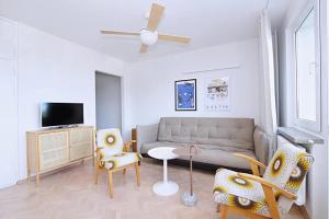 Jasne Studio z Balkonem w Centrum, Blisko Plaży by Noclegi Renters