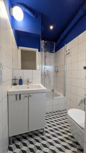 Jasne Studio z Balkonem w Centrum, Blisko Plaży by Noclegi Renters