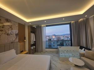 Rooftop panoramic jacuzzi room