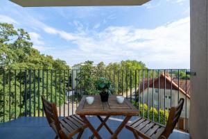 Family Apartment with Balcony and Underground Parking in Cracow by Noclegi Renters