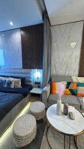 Luxury 37th Floor City View