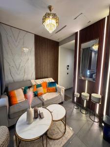 Luxury 37th Floor City View