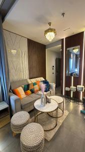 Luxury 37th Floor City View