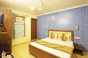 Hotel Goldwind stay - Near Karkardooma Metro