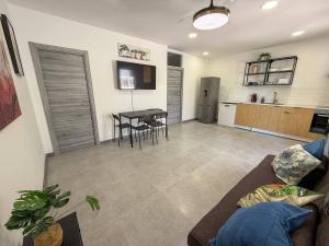 Hidden gem! 1 bedroom flat, mins walk to La Cala