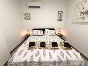 Hidden gem! 1 bedroom flat, mins walk to La Cala