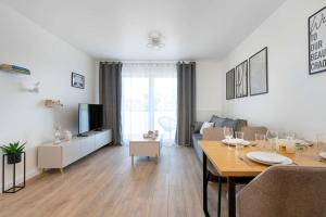 Słoneczny Apartament z Balkonem i Parkingiem, Blisko Plaży by Noclegi Renters