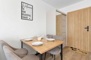 Słoneczny Apartament z Balkonem i Parkingiem, Blisko Plaży by Noclegi Renters