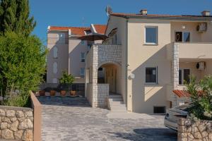 Apartments Lokvica with pool