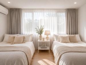 Spacious Private 4 Bedroom Home in Central Hongdae , 8minute walk to Hongik university station