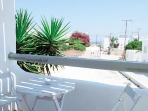 Naousa White Retreat