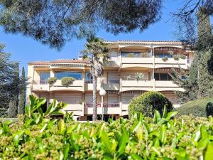 Apartment Les Jardins du Soleil by Interhome