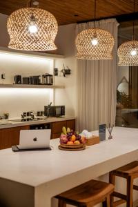 Casa Petak 8 - Tropical Haven Stylish 3BR with Pool in Pererenan