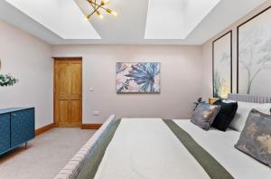 Robin Hoods Bay Escape - 7BR, Hot Tub & Parking