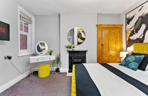 Robin Hoods Bay Escape - 7BR, Hot Tub & Parking