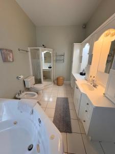 Q Estate Guest Suite heated indoor pool