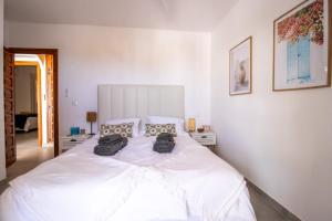 Cozy 2BR Flat with Terrace & Pool