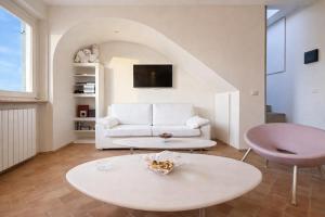 Charming 2BR Home Terrace & Great Lake View