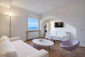 Charming 2BR Home Terrace & Great Lake View