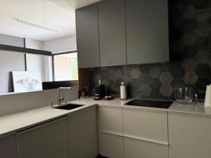 Premium Tolkiena House Mokotów 2- bedrooms & living room, terrace with garden, free underground parking & free high-speed Wi-Fi
