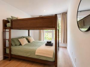 Chic 2-story condo a nature retreat for 6