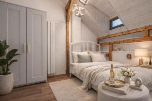 Charming 1BR with Fireplace near Parliament