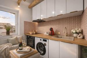 Charming 1BR with Fireplace near Parliament