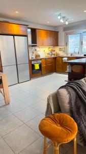 Appartement Central à Tétouan Vue Panoramique Rivière & Montagne, 5 Min de la Médina, Parking & Ascenseur