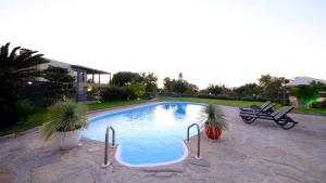 Yalıkavakta havuzlu lüks villa