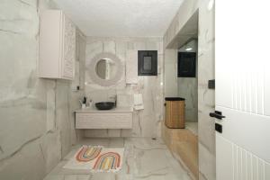 Yalıkavakta havuzlu lüks villa