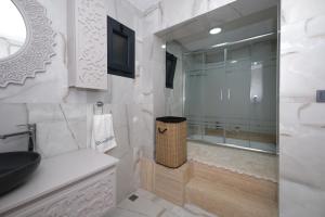 Yalıkavakta havuzlu lüks villa