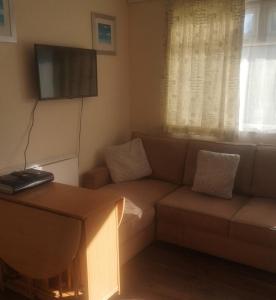 Lovely Chalet In The Isle Of Wight, Sleeps 6 Ref 97009S