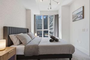 Modern 1BR - Walk to CN Tower - Sleeps 4