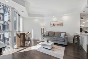 Modern 1BR - Walk to CN Tower - Sleeps 4