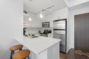 Modern 1BR - Walk to CN Tower - Sleeps 4
