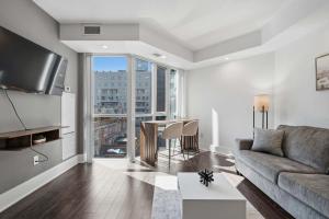Modern 1BR - Walk to CN Tower - Sleeps 4